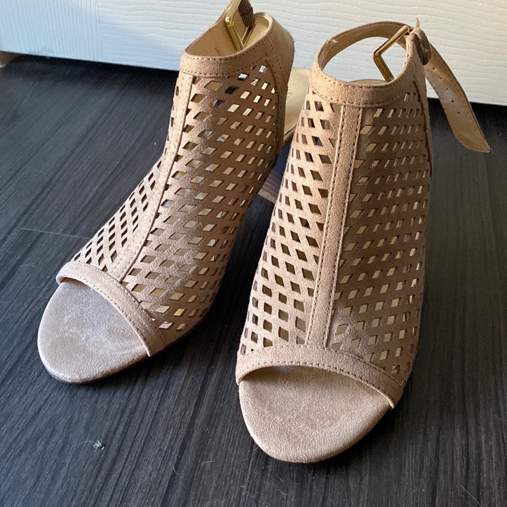 Short beige heels